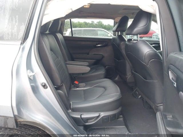 2022 TOYOTA HIGHLANDER XLE 8