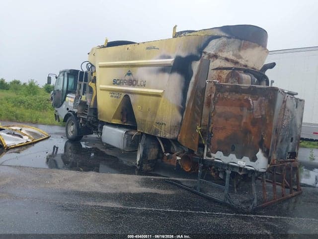2021 * 8310 FEED WAGON 3