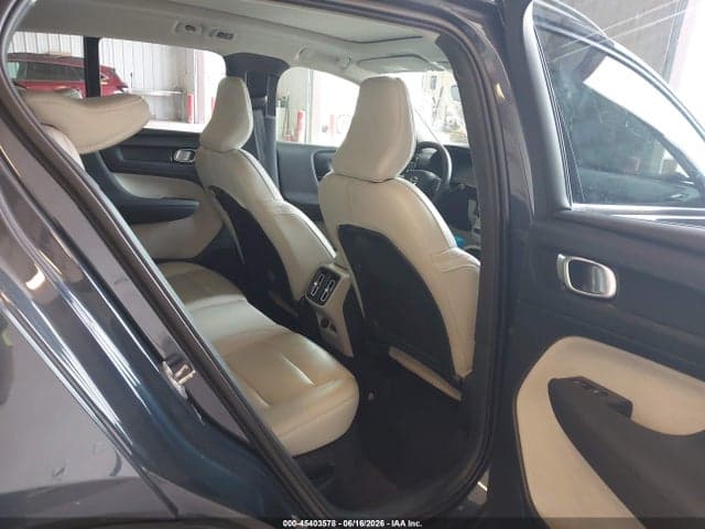 2022 VOLVO XC40 T5 8