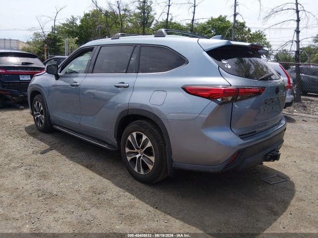 2021 TOYOTA HIGHLANDER XLE 3