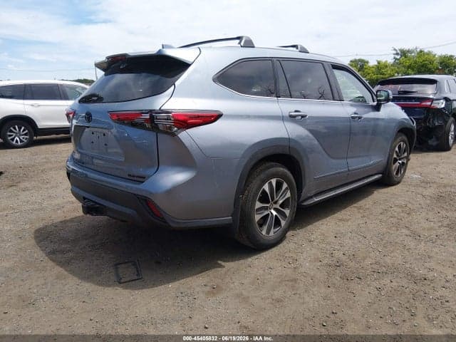 2021 TOYOTA HIGHLANDER XLE 4