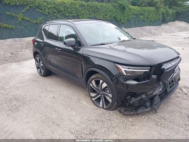 2025 VOLVO XC40 B5