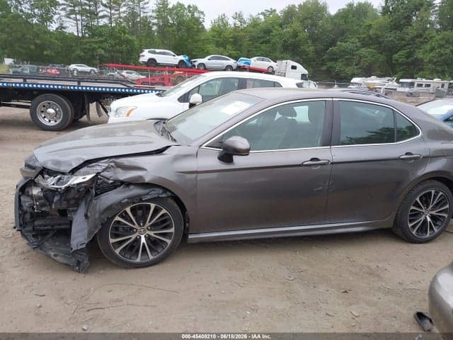 2019 TOYOTA CAMRY SE 14