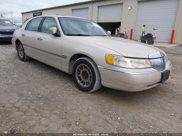 2000 LINCOLN TOWN CAR 1