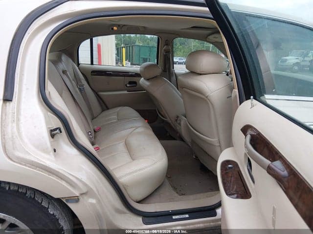 2000 LINCOLN TOWN CAR 8