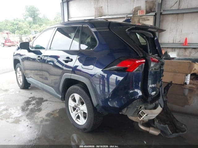 2020 TOYOTA RAV4 XLE 3