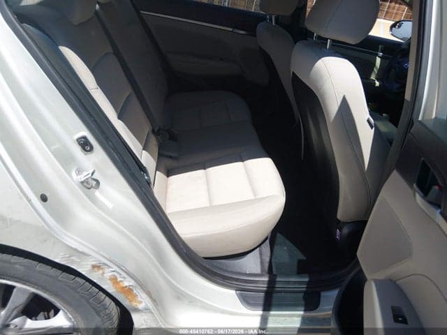 2017 HYUNDAI ELANTRA SE 8