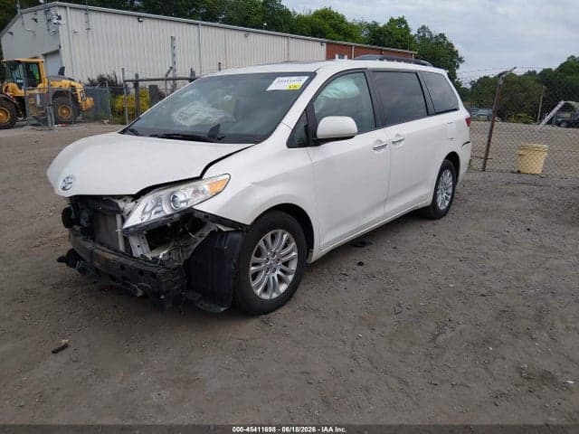 2017 TOYOTA SIENNA XLE PREMIUM 8 PASSENGER 2