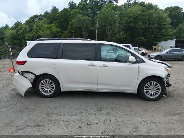 2017 TOYOTA SIENNA XLE PREMIUM 8 PASSENGER 14
