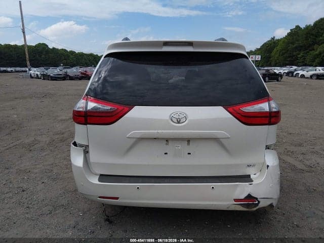 2017 TOYOTA SIENNA XLE PREMIUM 8 PASSENGER 17