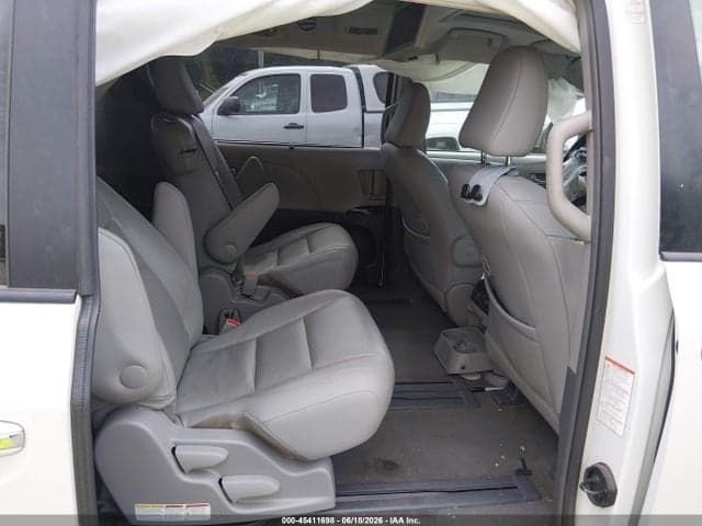 2017 TOYOTA SIENNA XLE PREMIUM 8 PASSENGER 8