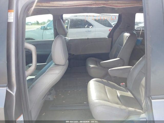 2017 TOYOTA SIENNA XLE 7 PASSENGER 8