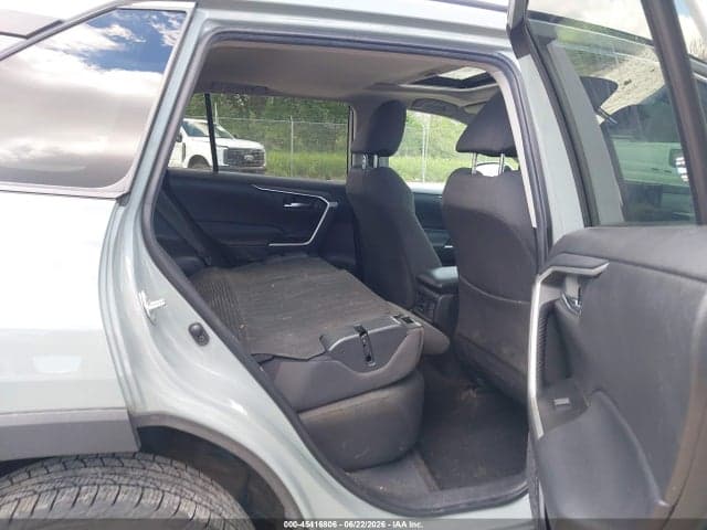 2020 TOYOTA RAV4 XLE 8