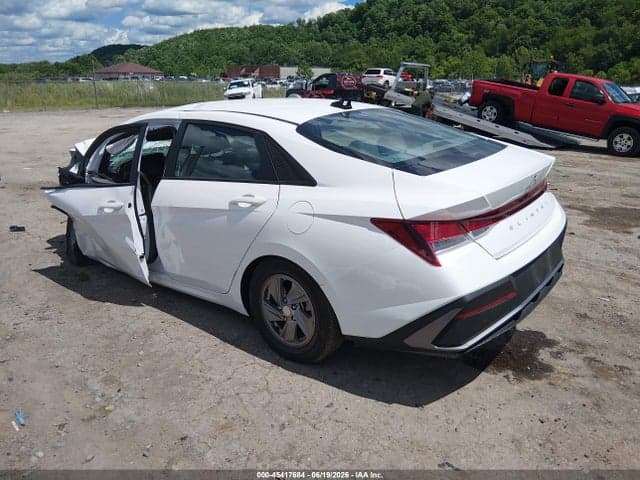 2024 HYUNDAI ELANTRA SE 3