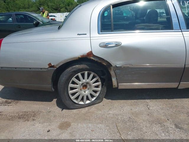 2003 LINCOLN TOWN CAR 6