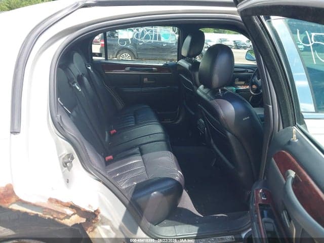 2003 LINCOLN TOWN CAR 8