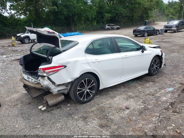 2018 TOYOTA CAMRY SE 4