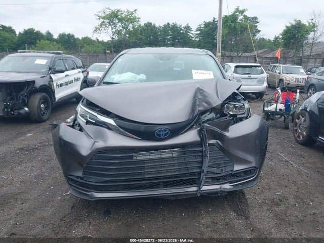 2021 TOYOTA SIENNA LE 17