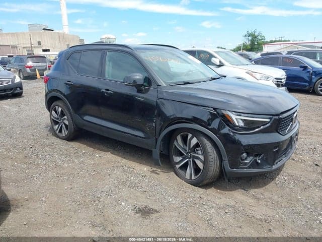 2025 VOLVO XC40 B5