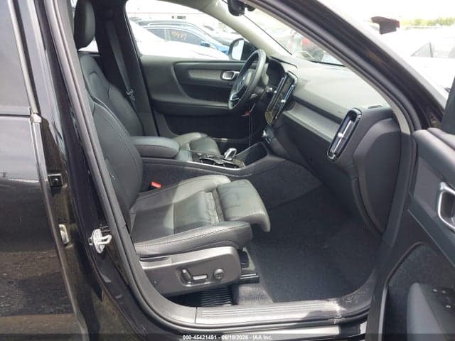 2025 VOLVO XC40 B5 5