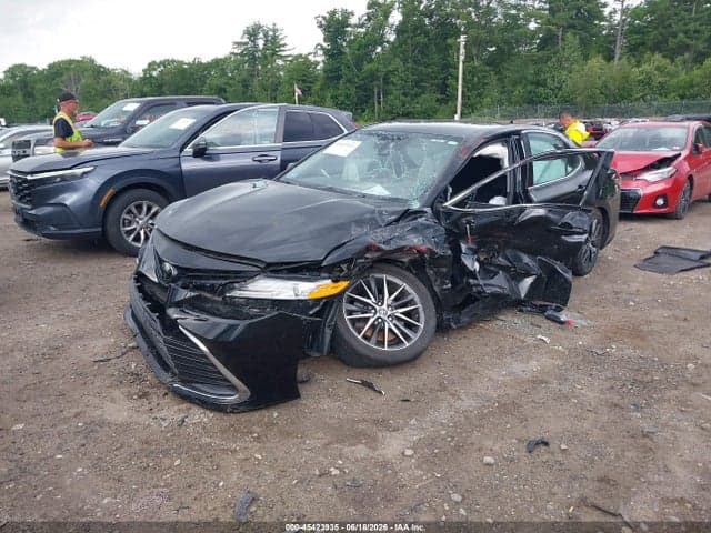 2022 TOYOTA CAMRY XLE 2