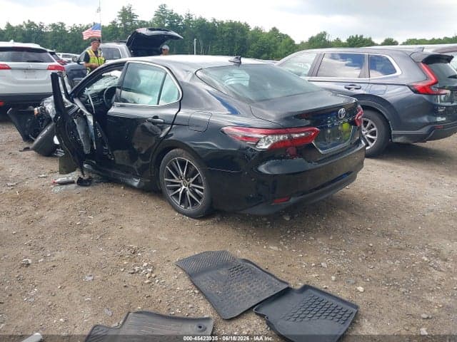 2022 TOYOTA CAMRY XLE 3
