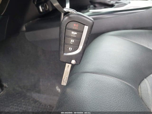 2020 TOYOTA CAMRY SE 11