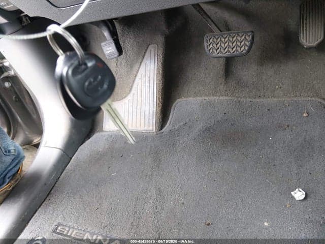 2017 TOYOTA SIENNA LE 7 PASSENGER 11
