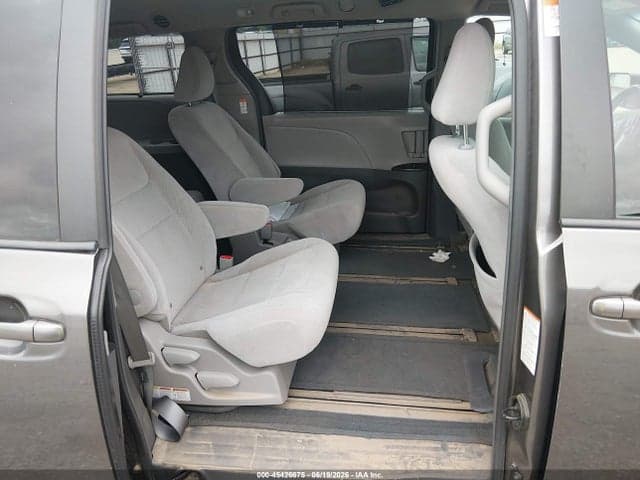 2017 TOYOTA SIENNA LE 7 PASSENGER 8