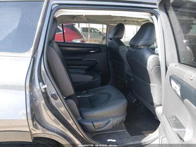 2025 TOYOTA HIGHLANDER XLE 8