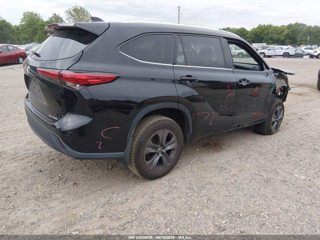 2021 TOYOTA HIGHLANDER XLE 4