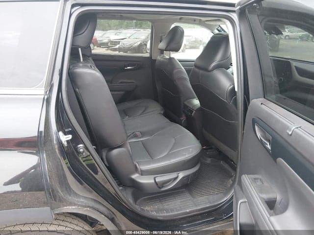 2021 TOYOTA HIGHLANDER XLE 8