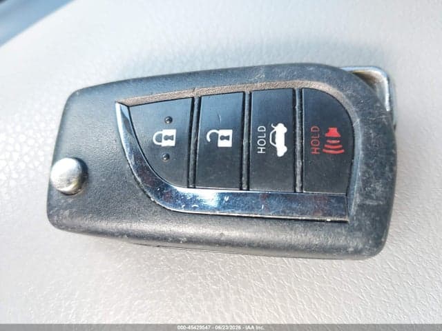 2019 TOYOTA CAMRY SE 11