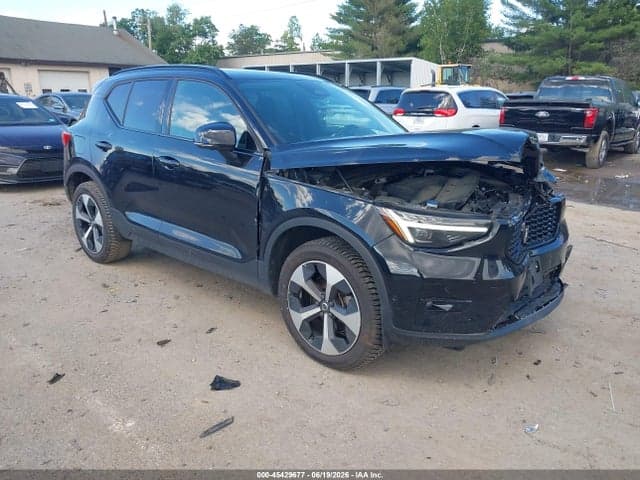 2025 VOLVO XC40 B5
