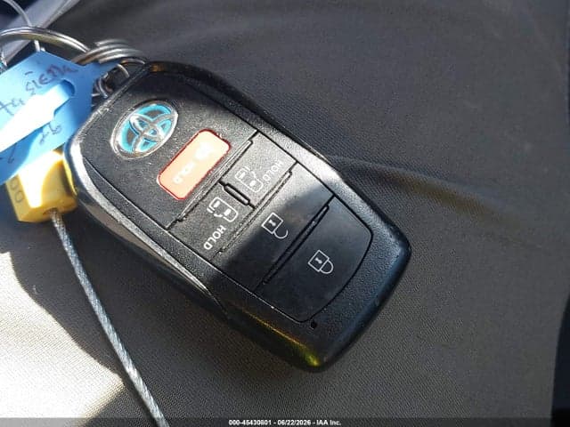 2021 TOYOTA SIENNA LE 11