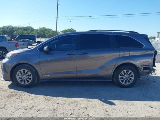 2021 TOYOTA SIENNA LE 15