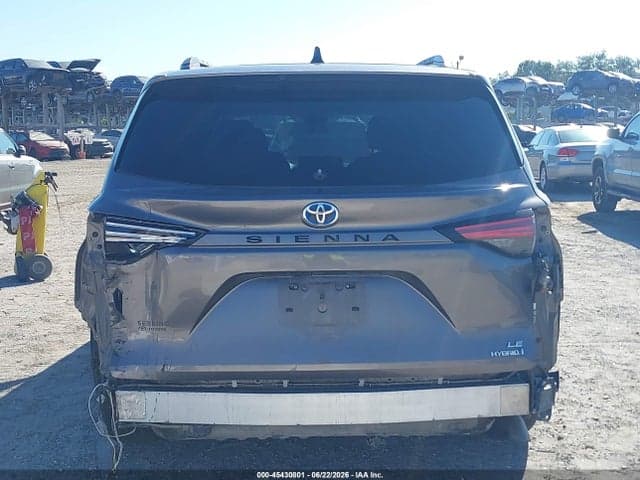 2021 TOYOTA SIENNA LE 17