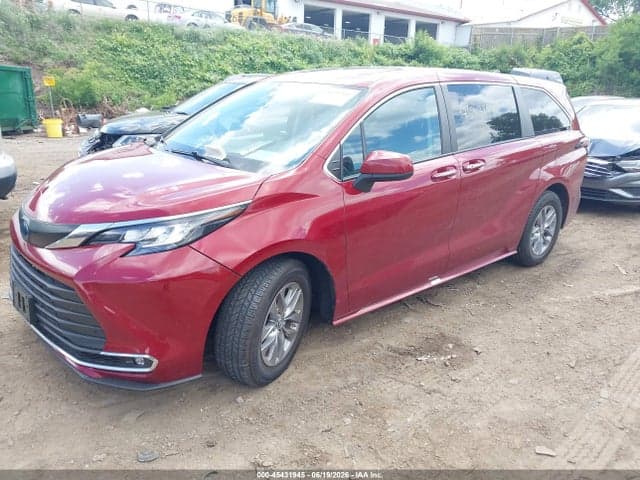 2022 TOYOTA SIENNA XLE 2