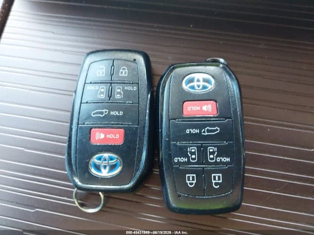 2022 TOYOTA SIENNA XLE 11