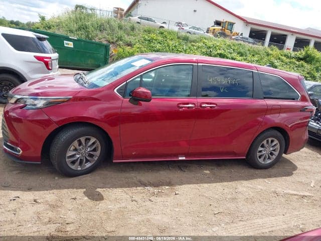 2022 TOYOTA SIENNA XLE 14