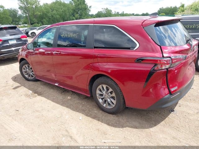 2022 TOYOTA SIENNA XLE 3