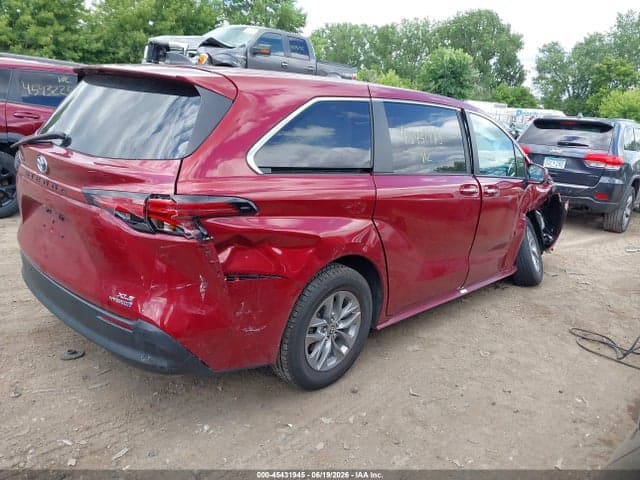 2022 TOYOTA SIENNA XLE 4