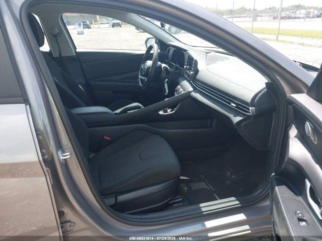 2023 HYUNDAI ELANTRA SE 5
