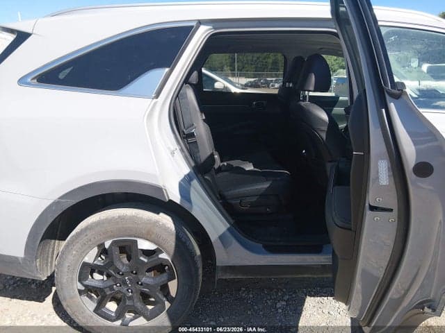 2025 KIA SORENTO S 8