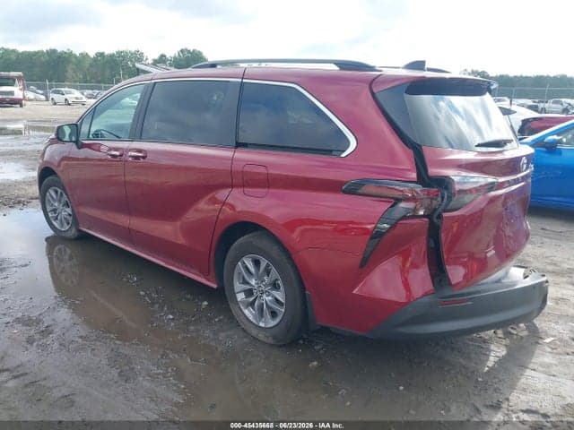 2024 TOYOTA SIENNA XLE 3