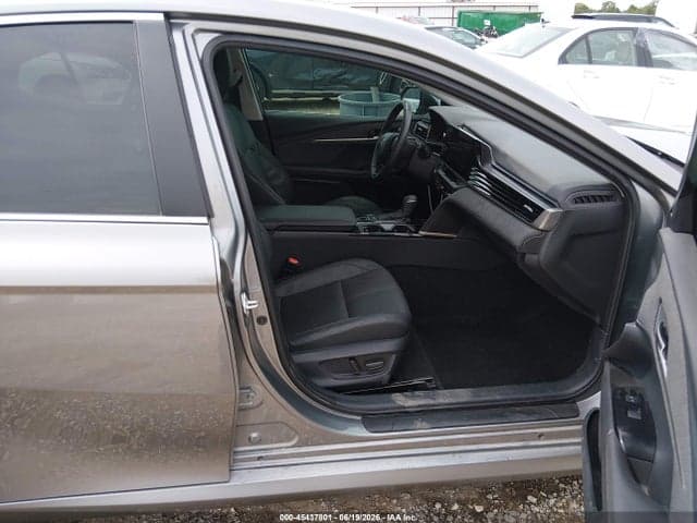 2025 TOYOTA CAMRY XLE 5