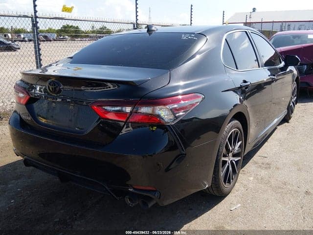 2021 TOYOTA CAMRY SE 4
