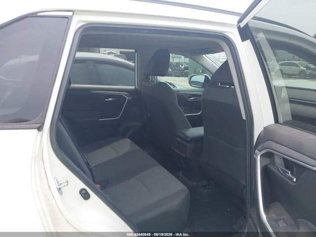 2022 TOYOTA RAV4 XLE 8