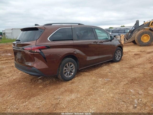 2021 TOYOTA SIENNA LE 4