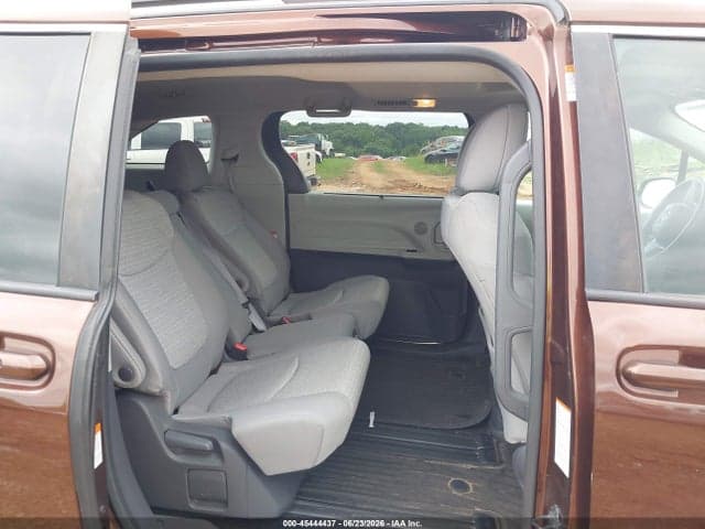 2021 TOYOTA SIENNA LE 8